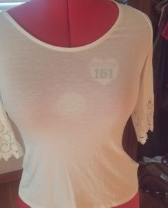 *NWT* Scoop neck, crochet detail 3/4 sleeve top